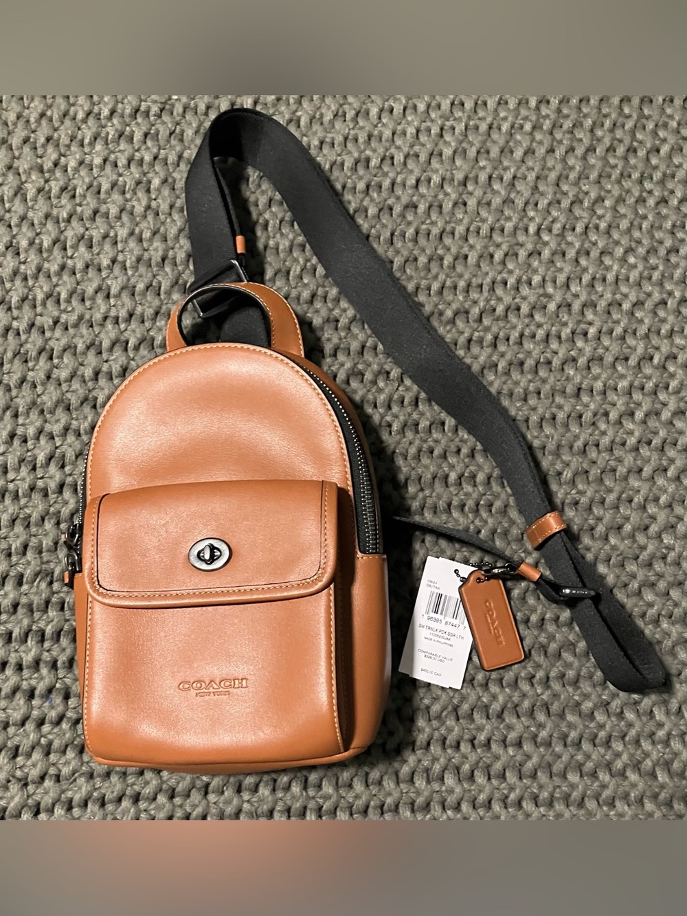 NWT Coach Turnlock Sling Pack In Smooth Grain leather Tan